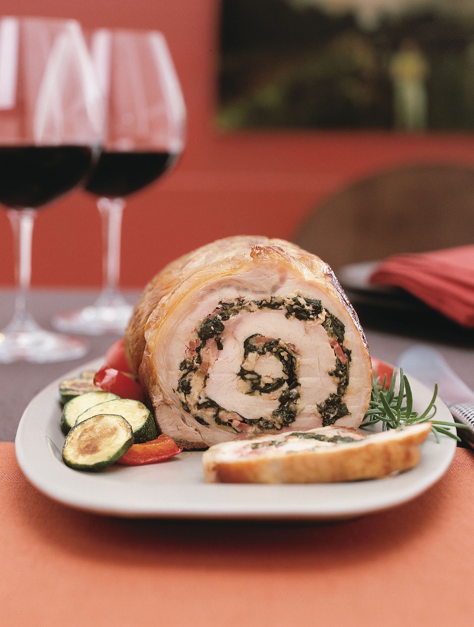 Rôti de longe de porc farcie aux épinards et au bacon avec sauce crème vin blanc et romarin
