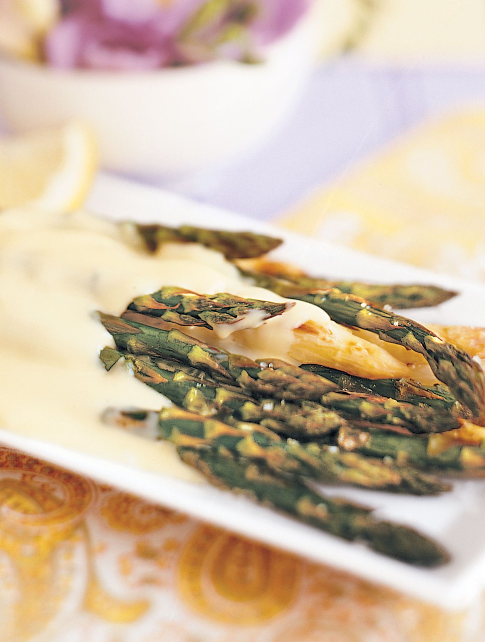 Asperges rôties avec sauce hollandaise