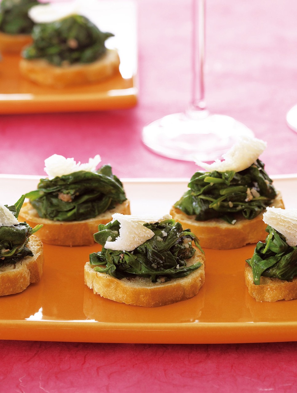 Crostinis à l’ail et aux épinards fanés
