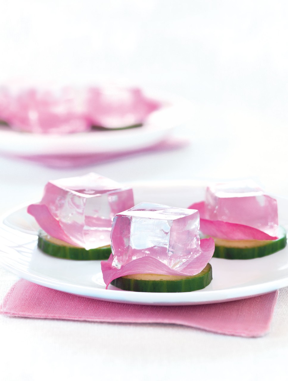 Gin-tonic avec concombre et pétale de rose