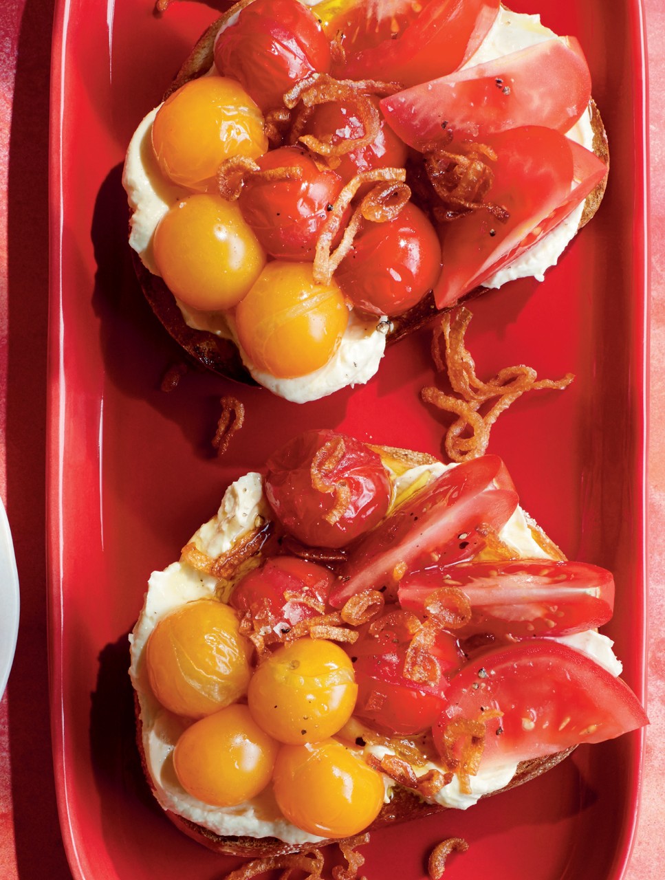 Dégradé de tomates fraîches et rôties sur pain noirci
