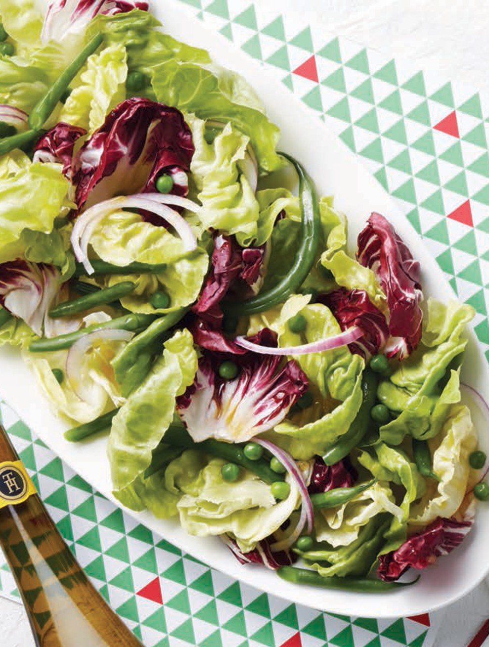 Salade de radicchio et de laitue bibb avec petits pois et haricots