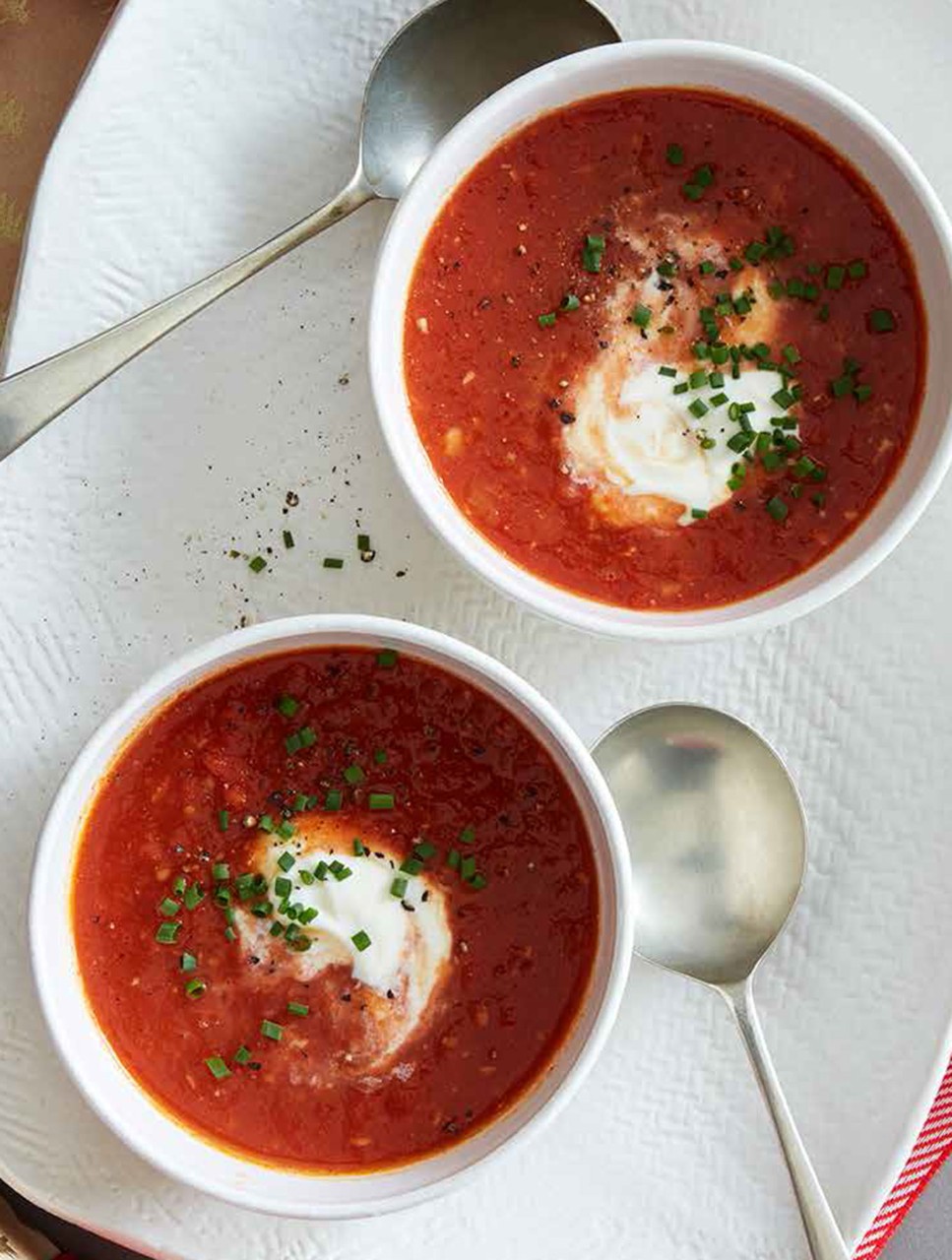 Soupe rustique aux tomates et à l’ail rôtis