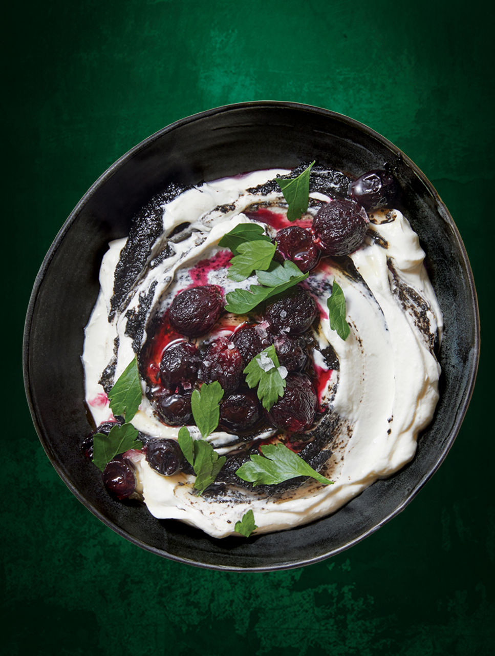 Labneh avec tahini noir et raisins rôtis