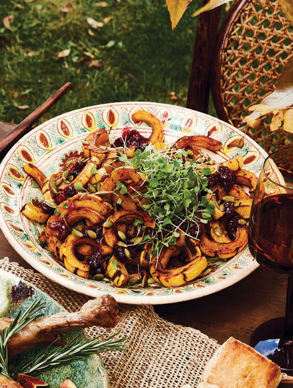 Courge delicata rôtie arrosée de vinaigrette aux canneberges