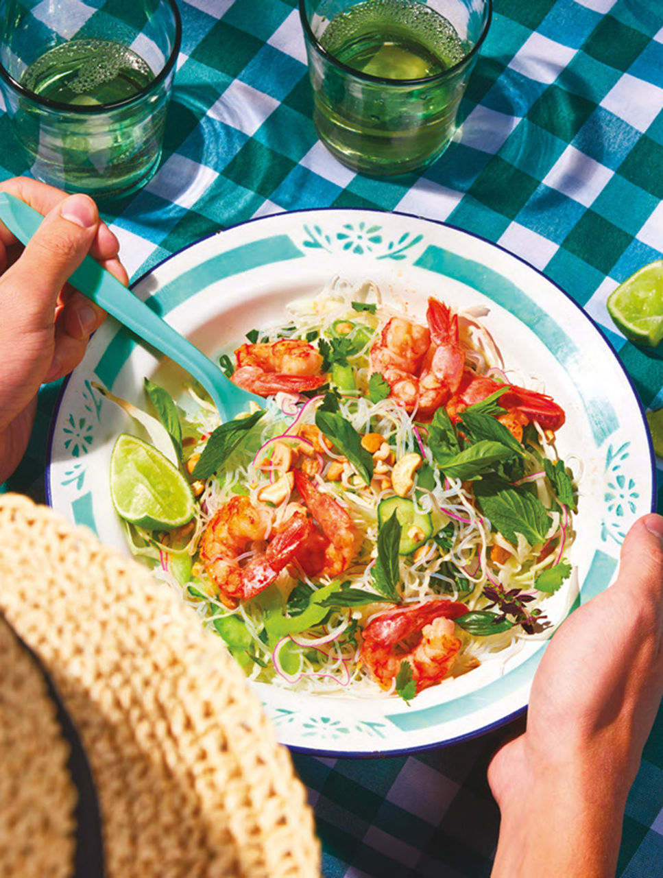 Salade d'herbes avec vinaigrette au gingembre frais