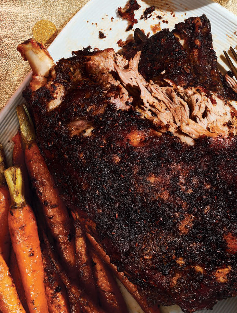Épaule d’agneau à la chermoula rôtie lentement avec carottes et confiture de grenade