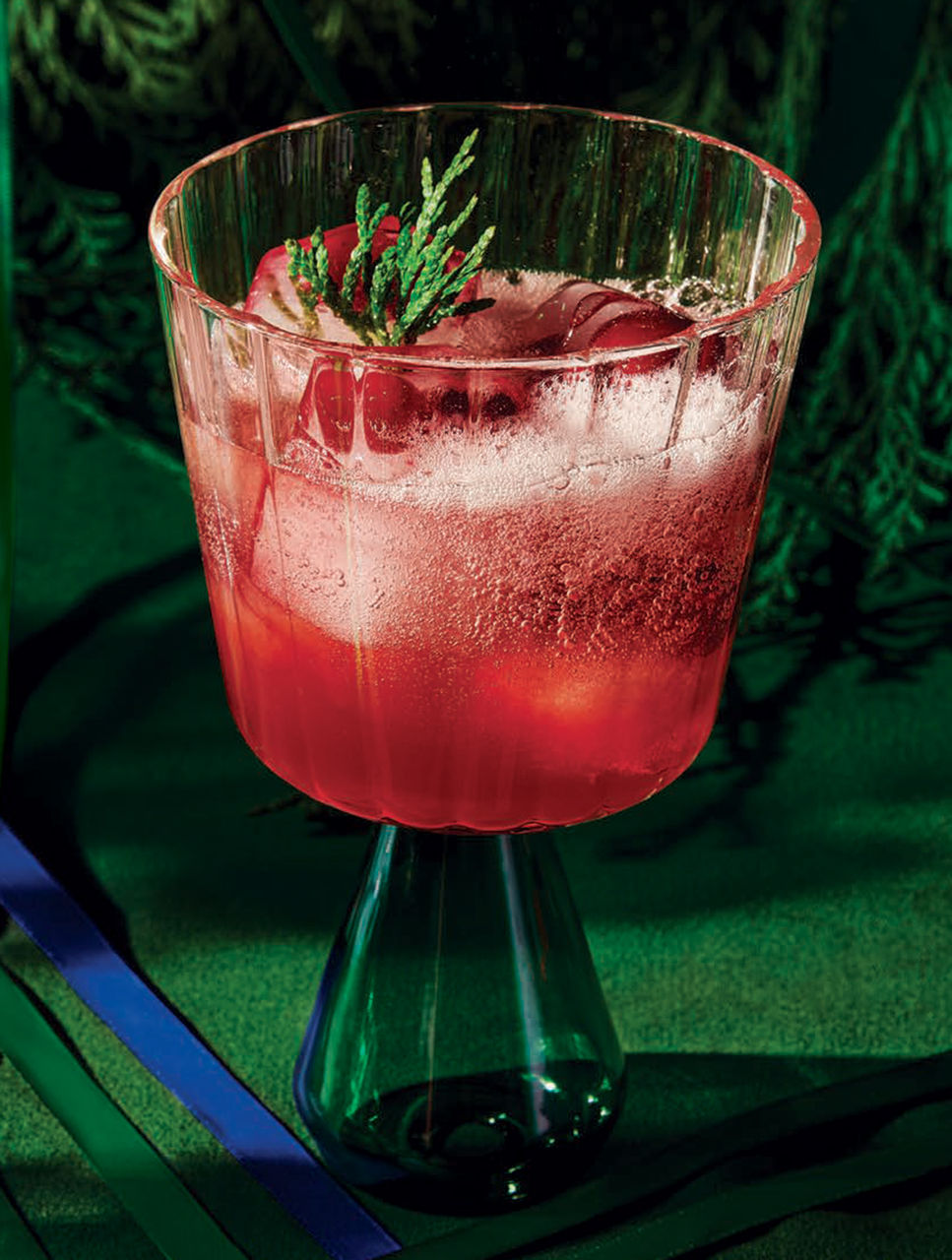 Cocktail au whisky de seigle et aux petits fruits infusé à la fumée de cèdre