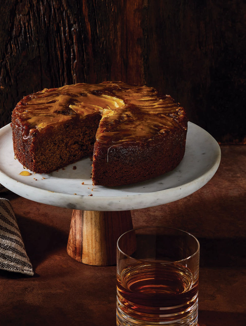 Gâteau renversé aux pommes et au seigle avec caramel au whisky salé