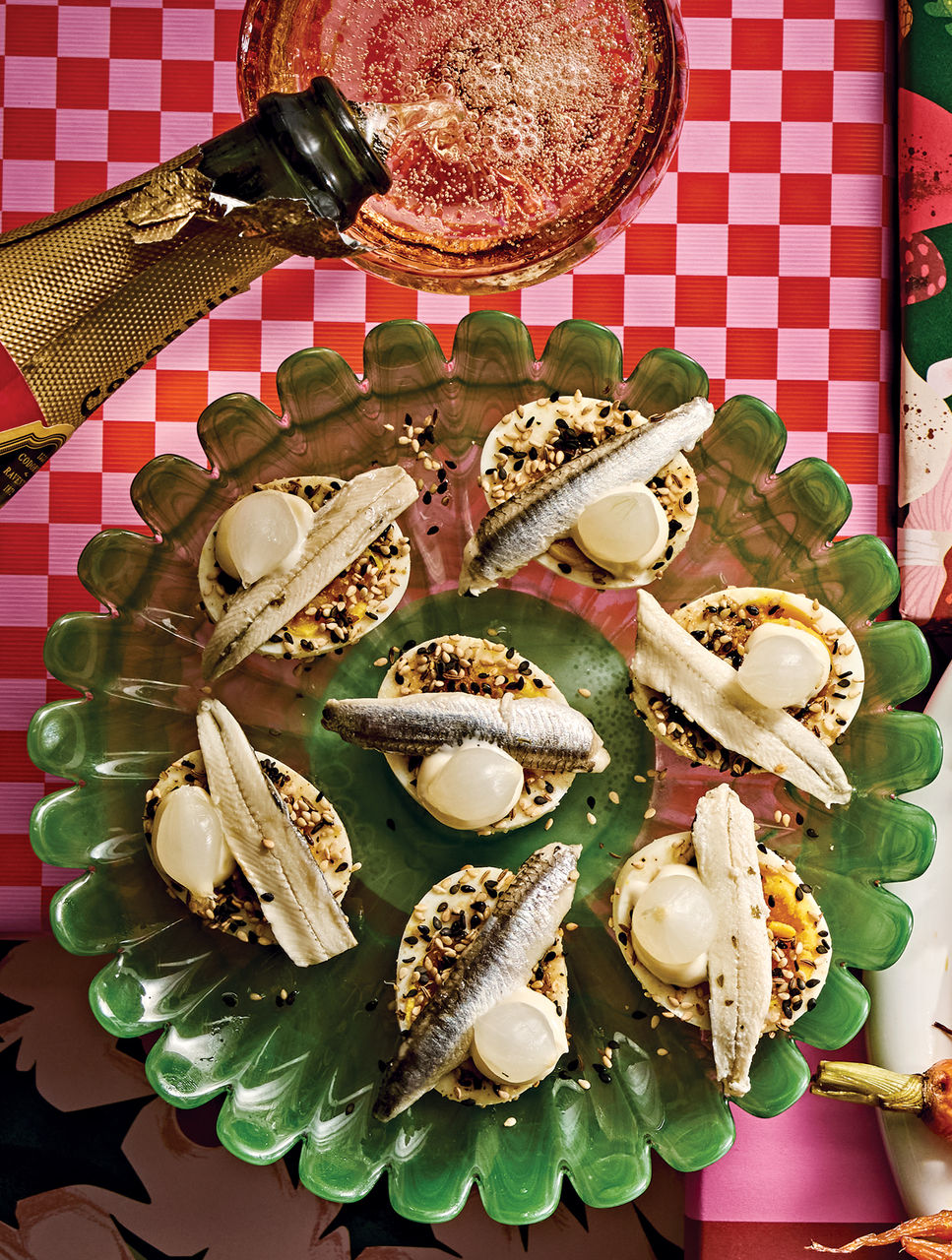 OEufs garnis d’anchois blancs, d’oignonsmarinés et d’assaisonnement à bagel tout garni