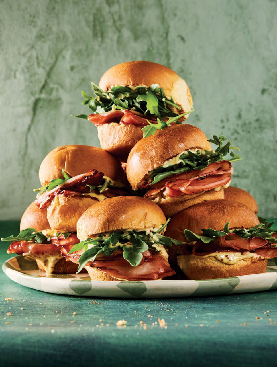 Miniburgers de mortadelle poêlée, de provolone et de roquette