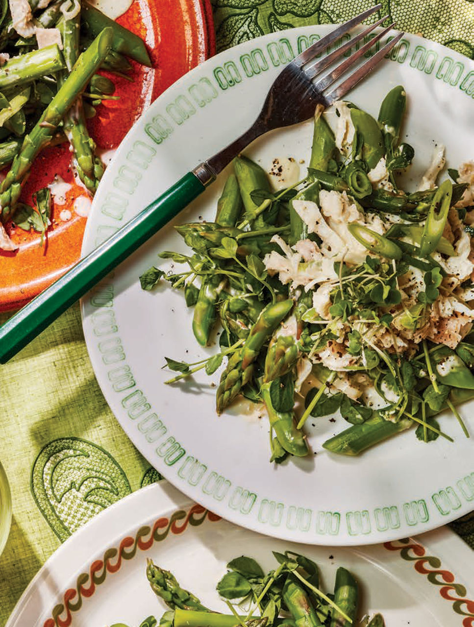 Salade froide de crabe et d’asperges avec vinaigrette au miso
