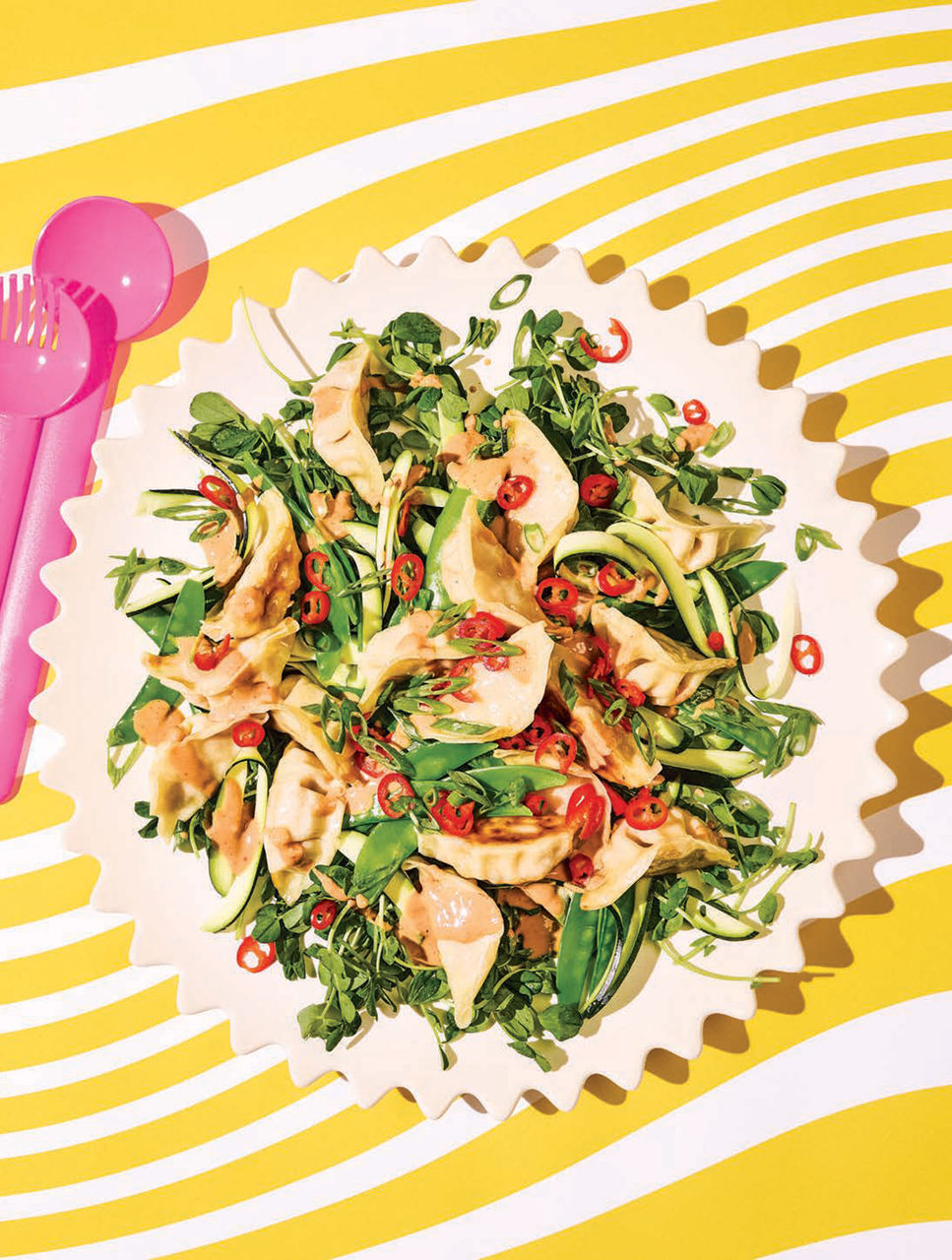 Salade de dumplings à la courgette et aux pois mange-tout arrosée de vinaigrette épicée au sésame