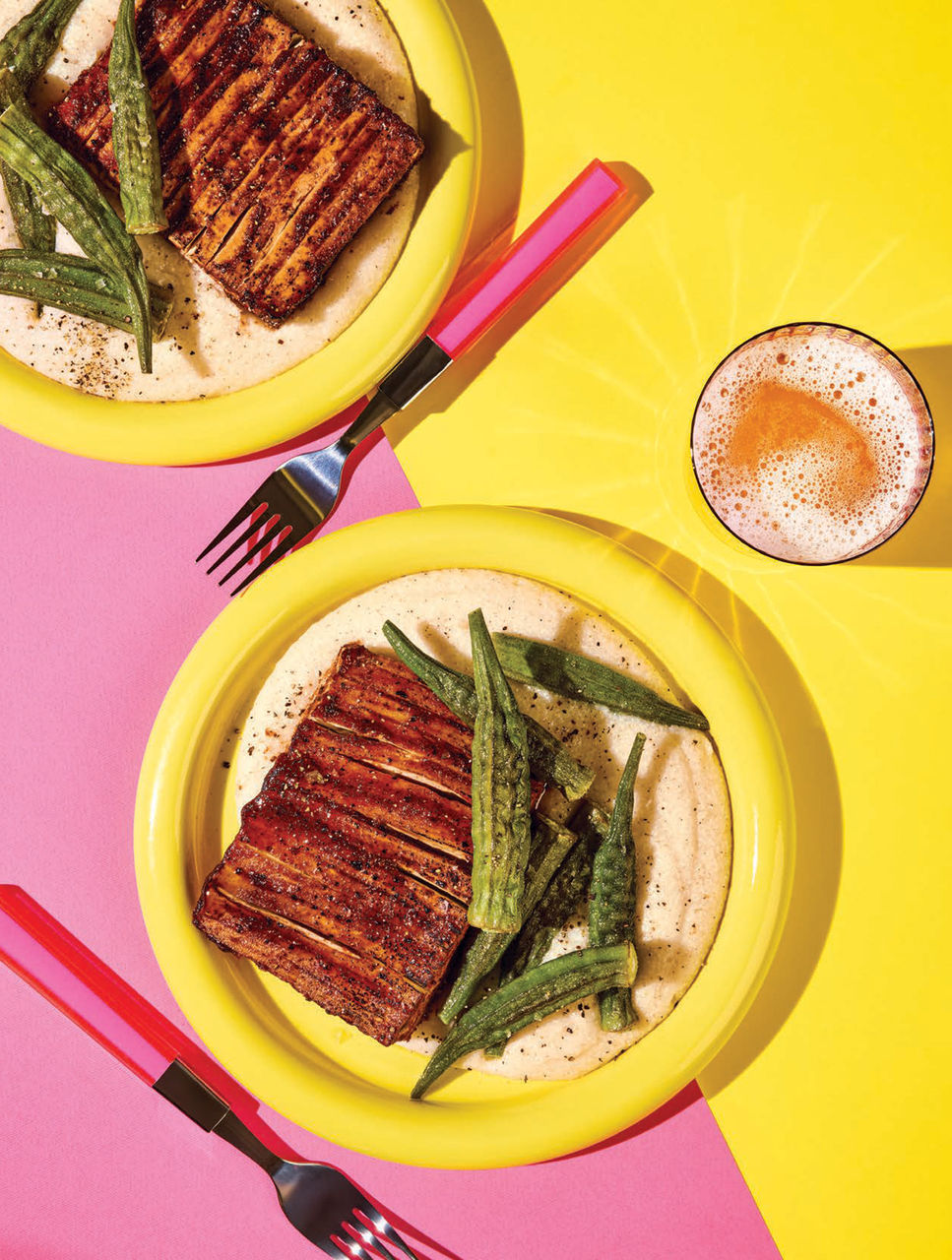 Tofu barbecue à la suédoise avec gruau de maïs au monterey jack et okra rôti