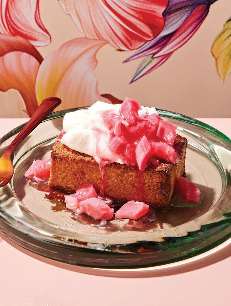 Pain doré croustillant au miel avec crème fouettée à la vanille et compote de rhubarbe