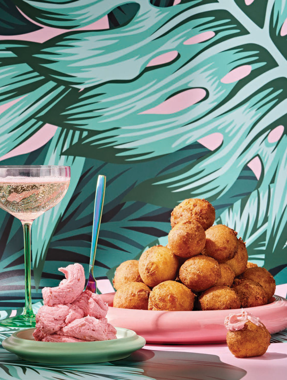 Boules frites au piment fort et au cheddar avec beurre fouetté aux framboises