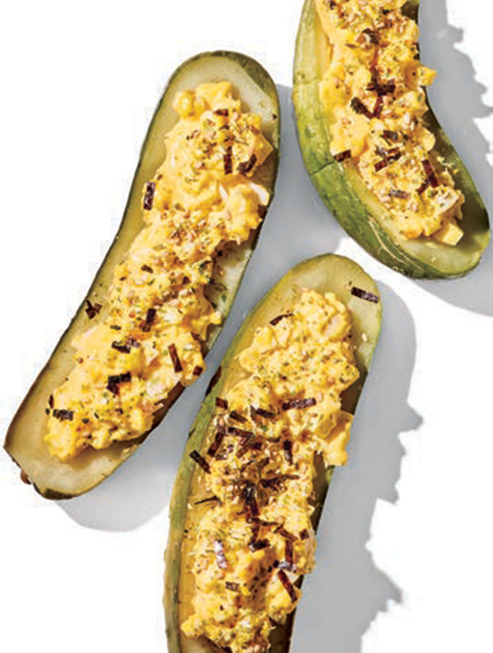 Barquettes de cornichons garnies de salade aux oeufs à la japonaise