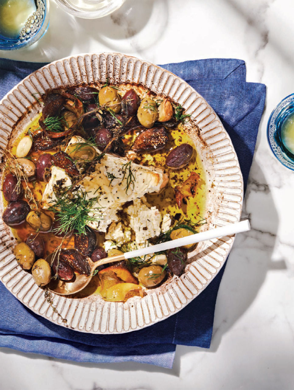 Féta au four avec figues, dattes et olives