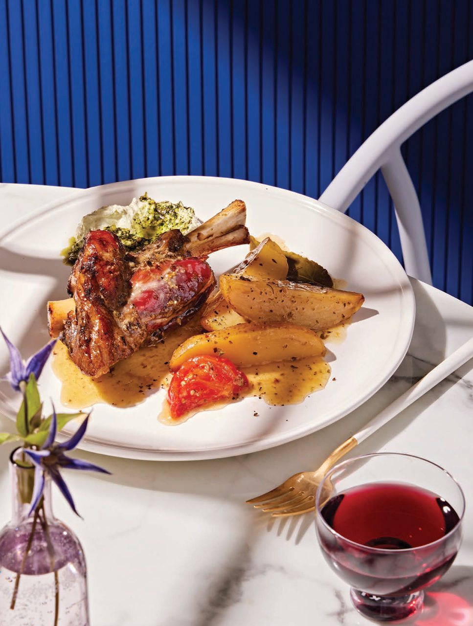 Kleftiko d’agneau avec yogourt au pesto pistaches-herbes