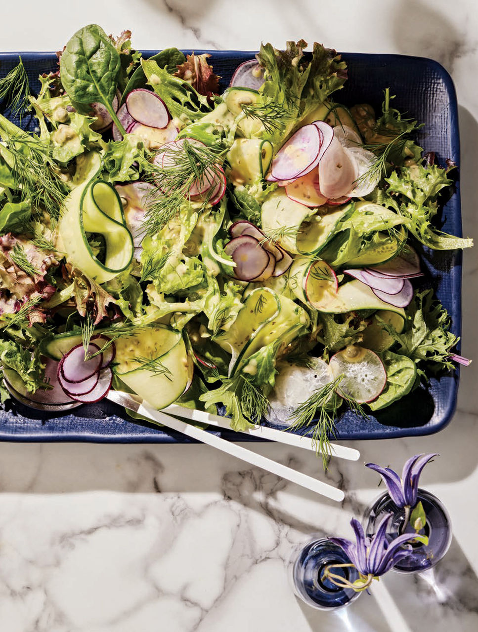 Maroulosalata aux radis et aux concombres avec vinaigrette au tahini et aux câpres
