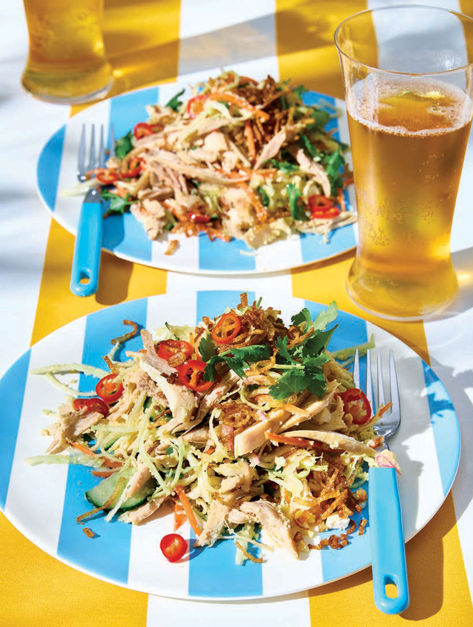 Salade de poulet d’inspiration birmane avec couscous et échalotes croustillantes 