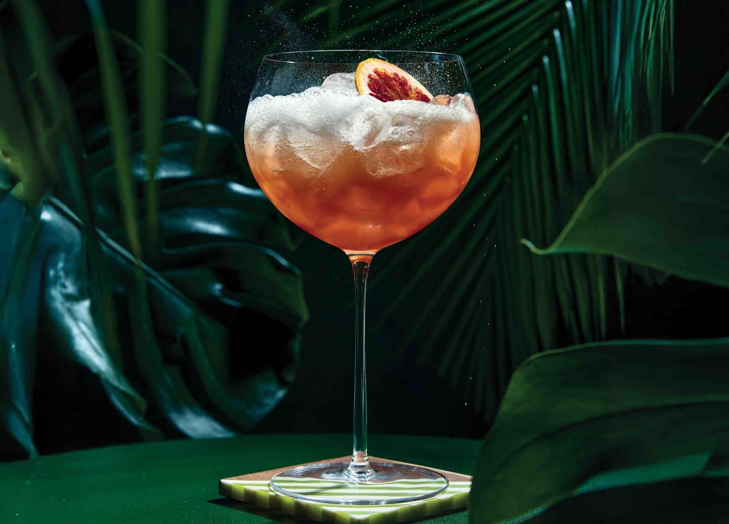 Spritz à l’orange sanguine dans un verre à cocktail à long pied