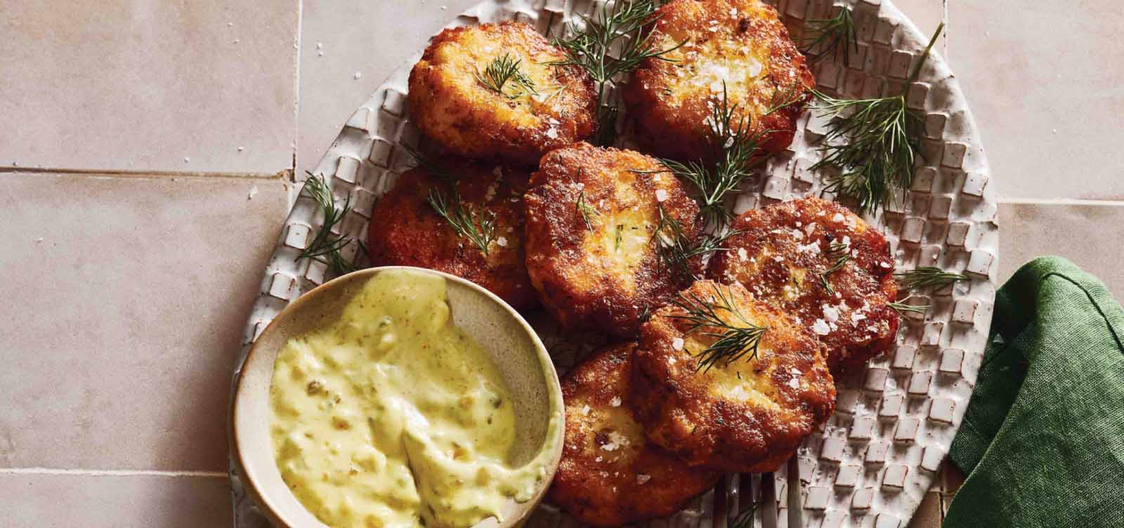 Quelques galettes de poisson danoises avec rémoulade