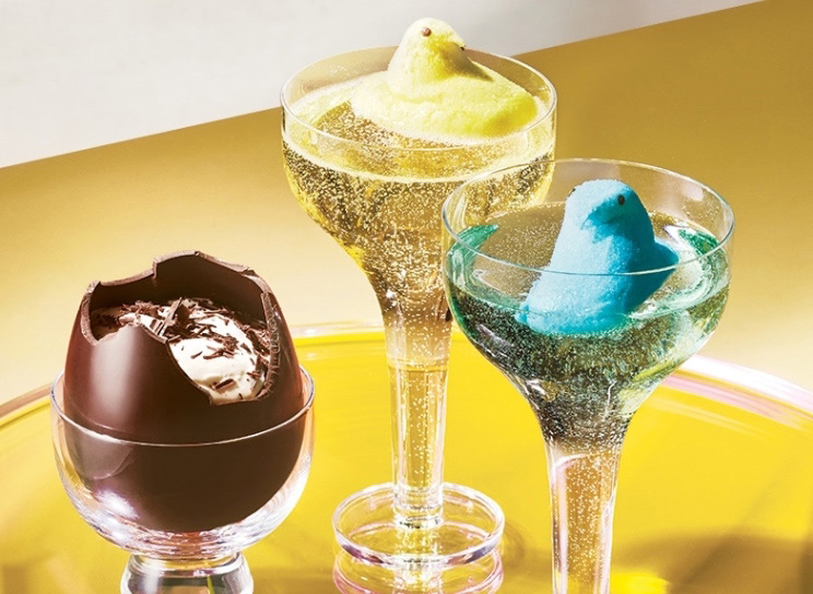 Vin mousseux avec des guimauves de Pâques et Martini au chocolat